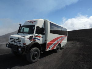 Minibus sulla pista di sabbia nera verso il cratere dell'Etna 