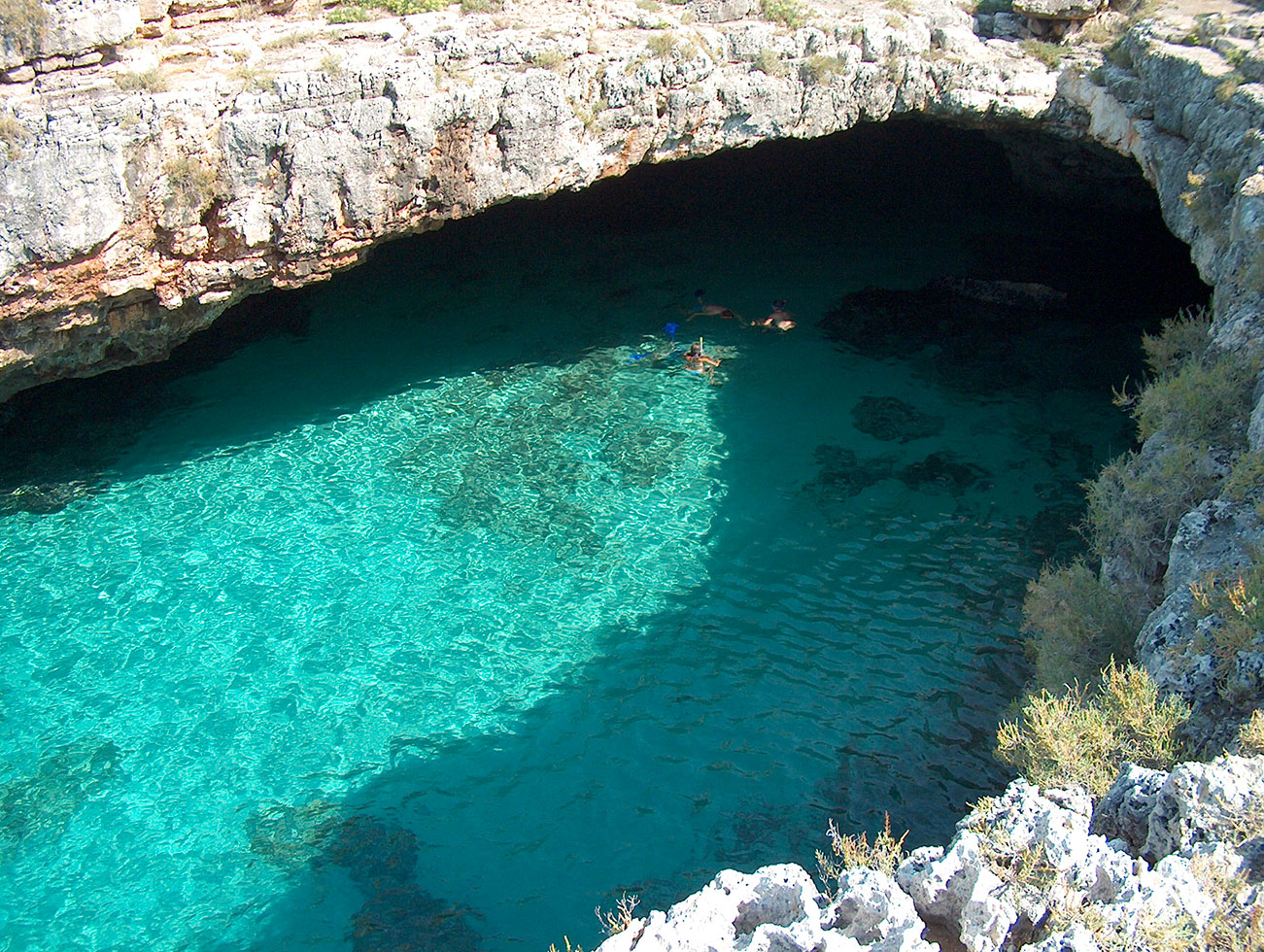 La costa di Leuca presenta numerose affascinanti grotte