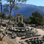 Il tempio di Atena Pronia a Delfi col monte Parnaso sullo sfondo