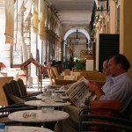 Caffè sotto i portici a Kerkira, relax mattutino