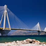 il ponte rion-antirion collega il peloponneso alla grecia centrale