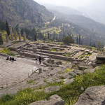 Il tempio di Apollo a Delfi, alto sulla valle