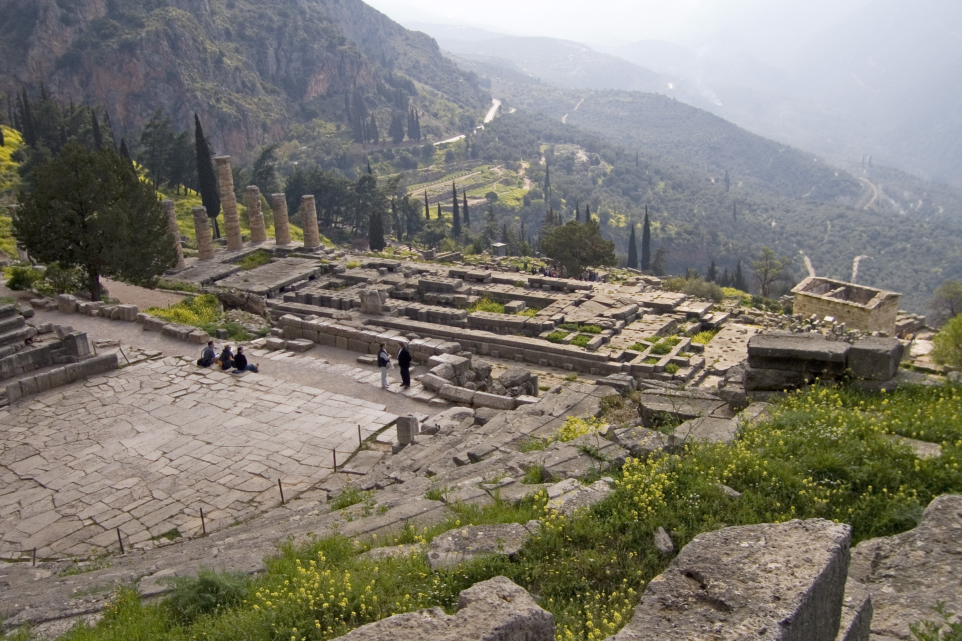 Il tempio di Apollo a Delfi, alto sulla valle
