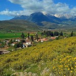 La valle sul versante settentrionale del Parnasòs in tarda primavera