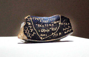 mappa greca "di Soleto", graffito su ceramica nera, a sinistra TARAS e onde marine